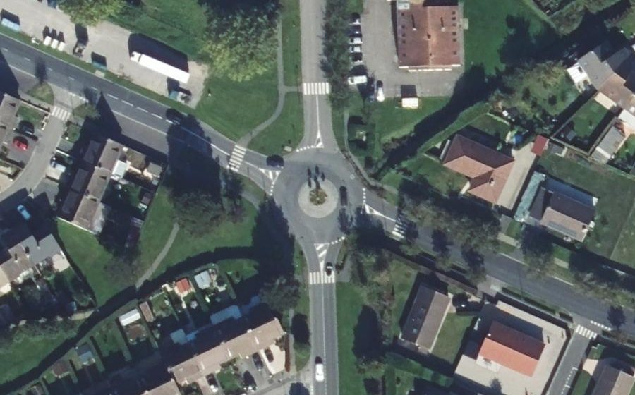Vue aérienne du Rond-point anonyme n°78408926
