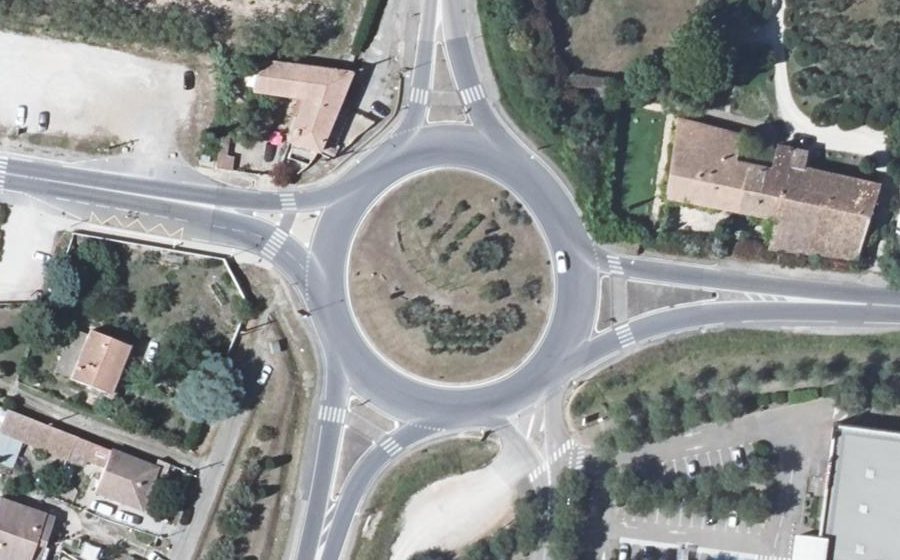Vue aérienne du Rond-point anonyme n°784137824