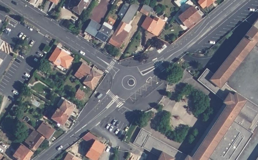 Vue aérienne du Rond-point anonyme n°784183446