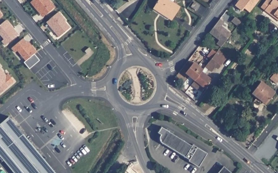 Vue aérienne du Rond-point anonyme n°784183451