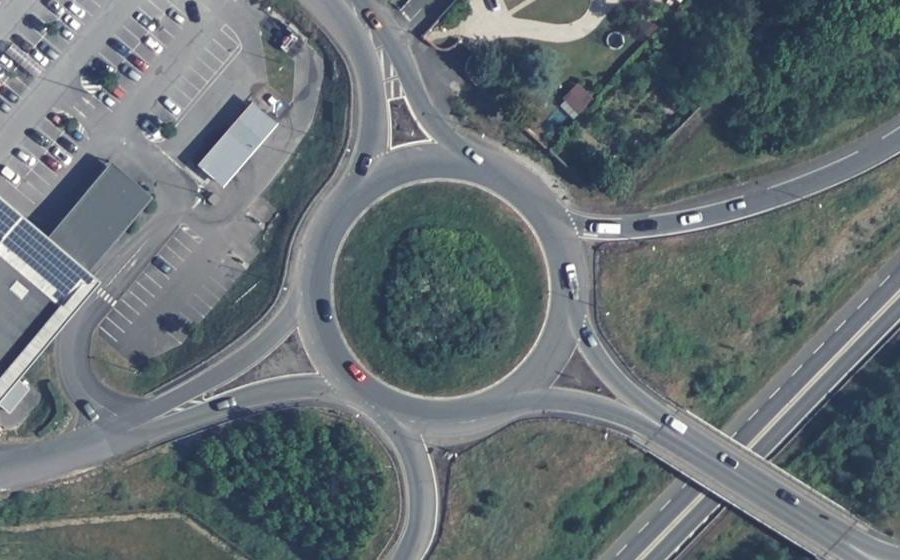 Vue aérienne du Rond-point anonyme n°784183454