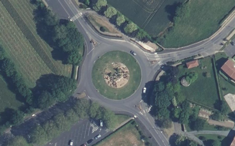 Vue aérienne du Rond-point anonyme n°784183465