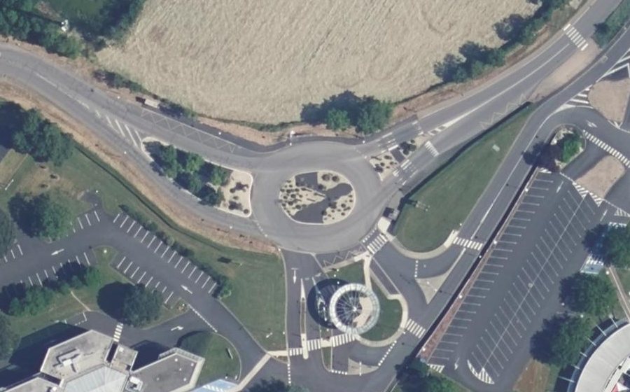 Vue aérienne du Rond-point anonyme n°784223104