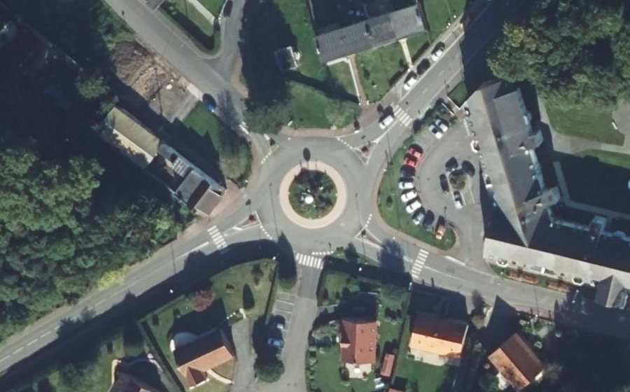 Vue aérienne du Rond-point anonyme n°78423494