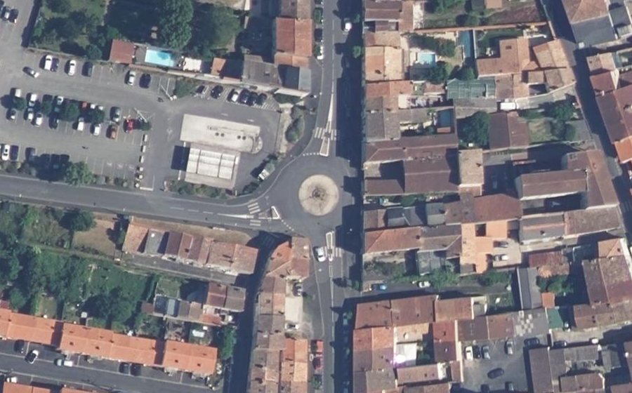 Vue aérienne du Rond-point anonyme n°784538923