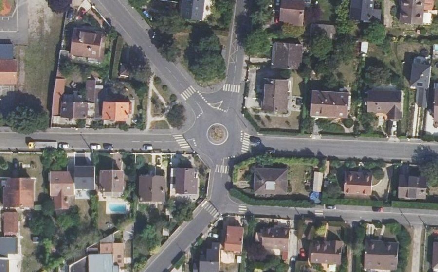 Vue aérienne du Rond-point anonyme n°78454108