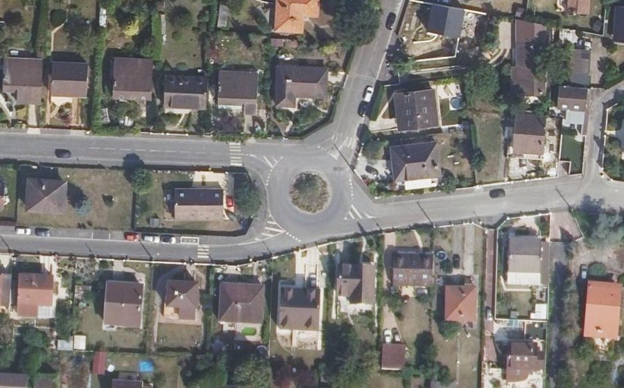Vue aérienne du Rond-point anonyme n°78454109