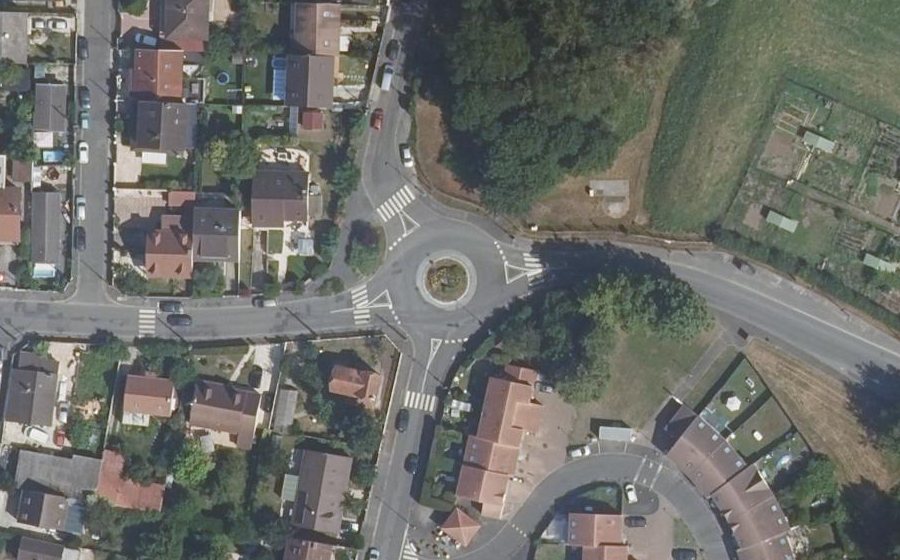 Vue aérienne du Rond-point anonyme n°784567953