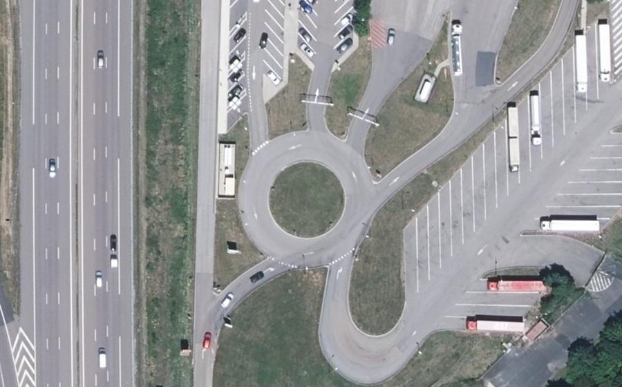 Vue aérienne du Rond-point anonyme n°784672029