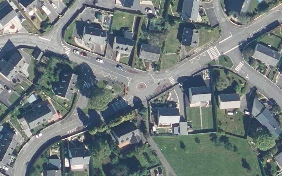 Vue aérienne du Rond-point anonyme n°784868461