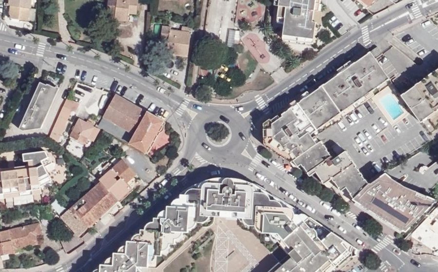 Vue aérienne du Rond-point anonyme n°78490460