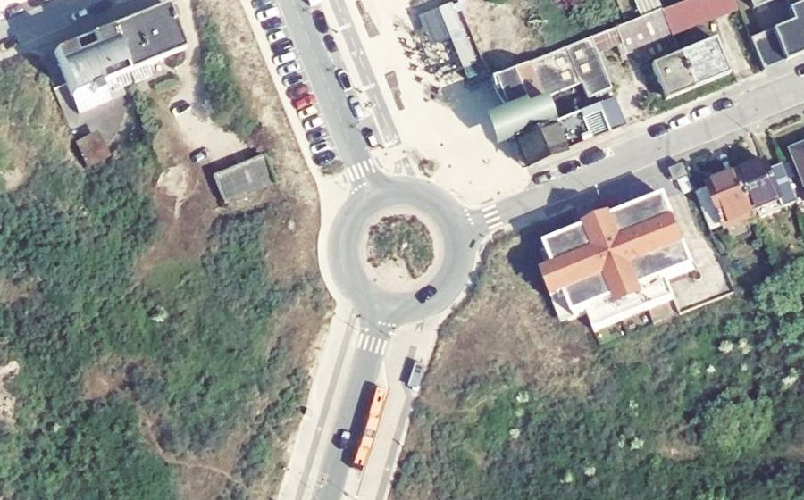 Vue aérienne du Rond-point anonyme n°78490497