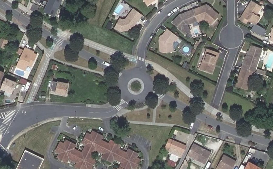 Vue aérienne du Rond-point anonyme n°78498517