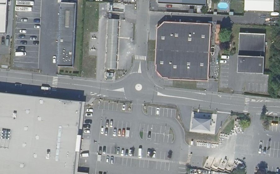 Vue aérienne du Rond-point anonyme n°785164302
