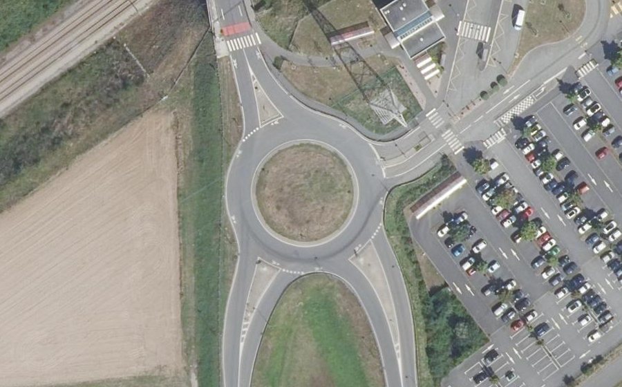 Vue aérienne du Rond-point anonyme n°78556750