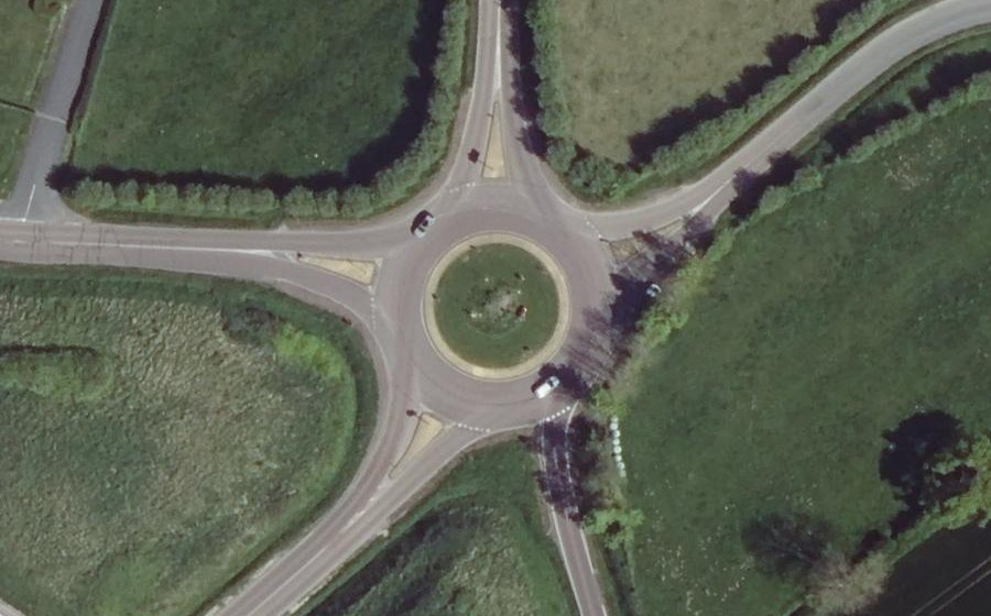 Vue aérienne du Rond-point anonyme n°78605251