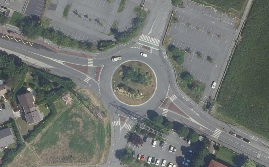 Vue aérienne du Rond-point anonyme n°786187141