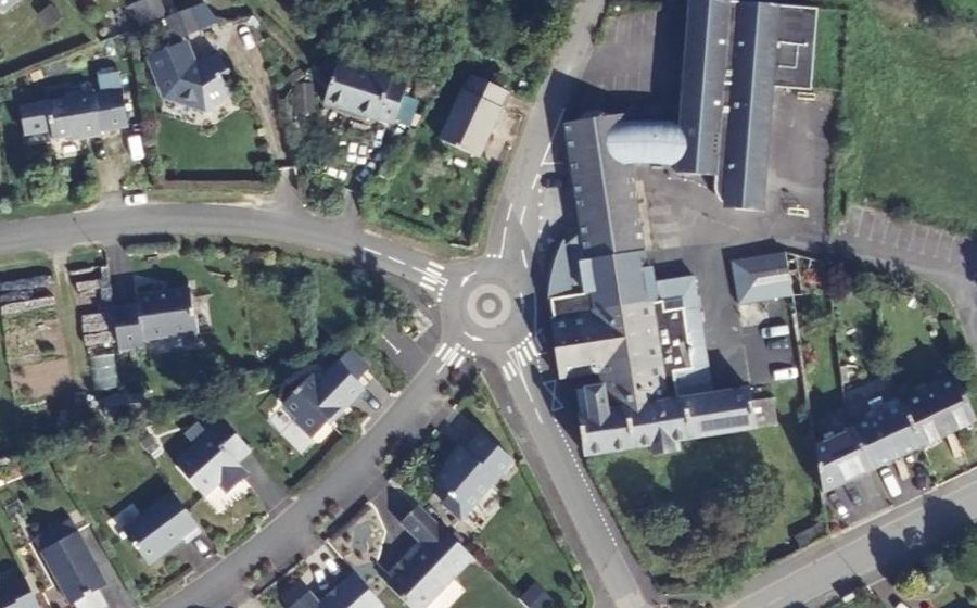 Vue aérienne du Rond-point anonyme n°786966295