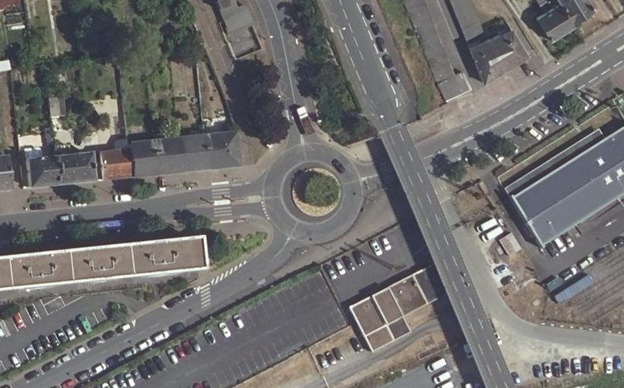 Vue aérienne du Rond-point anonyme n°78718173