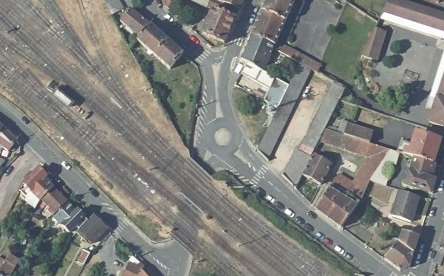 Vue aérienne du Rond-point anonyme n°78760637