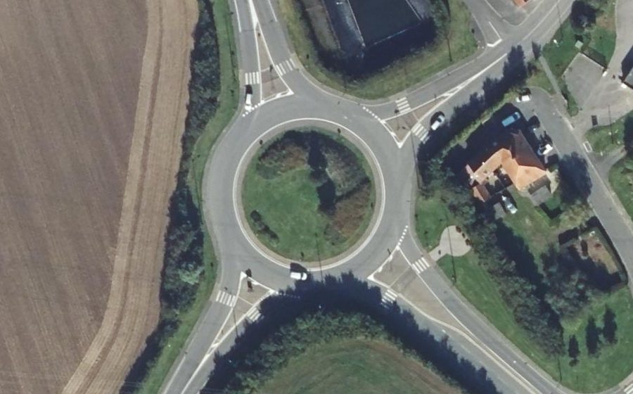 Vue aérienne du Rond-point anonyme n°78761653