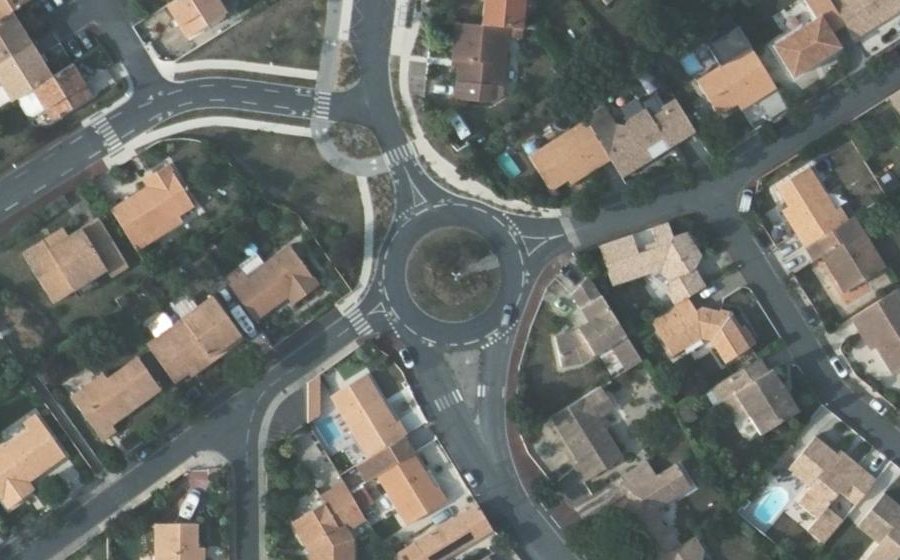 Vue aérienne du Rond-point anonyme n°78794385