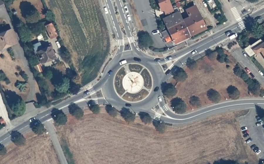 Vue aérienne du Rond-point anonyme n°789241530