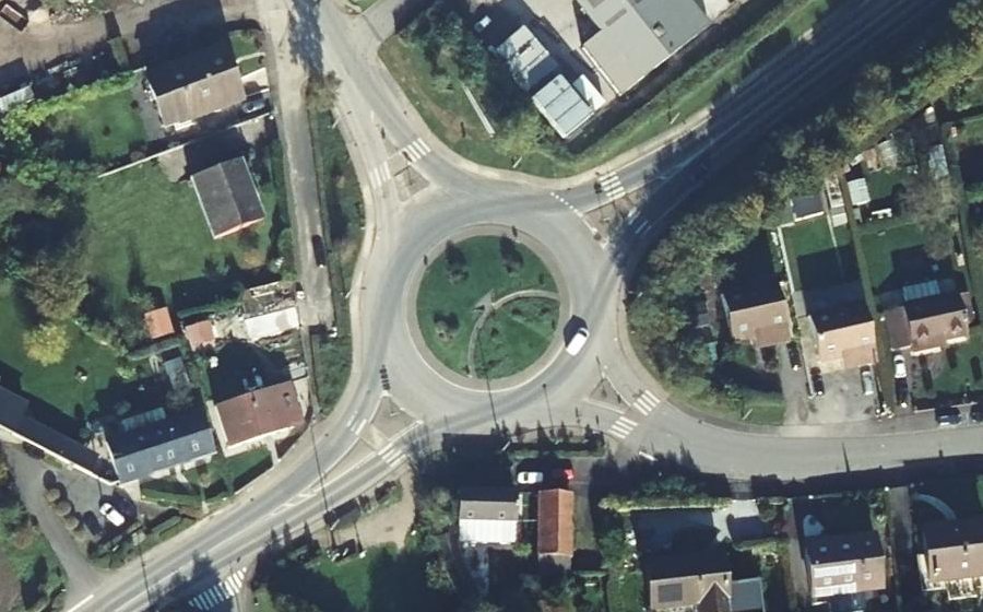 Vue aérienne du Rond-point anonyme n°78996243