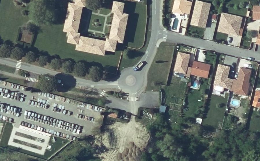 Vue aérienne du Rond-point anonyme n°790346164