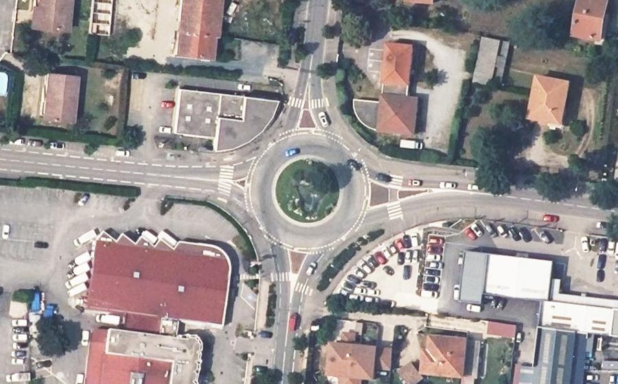 Vue aérienne du Rond-point anonyme n°79047108