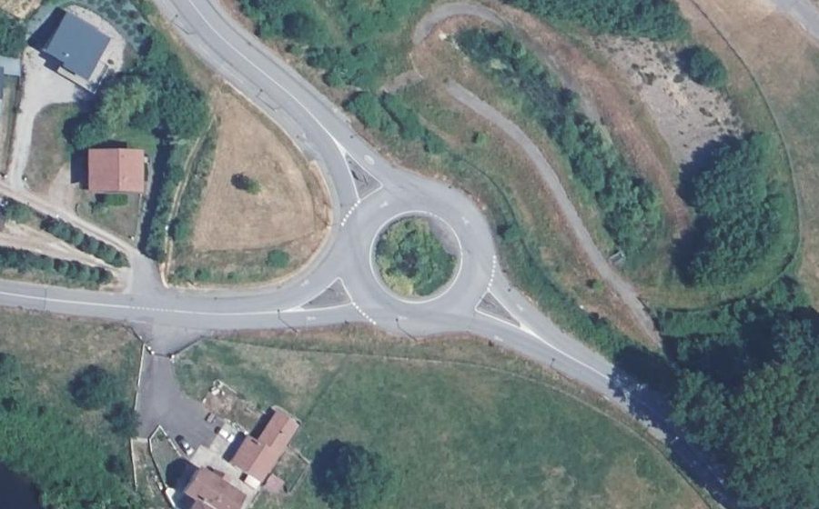Vue aérienne du Rond-point anonyme n°79080599