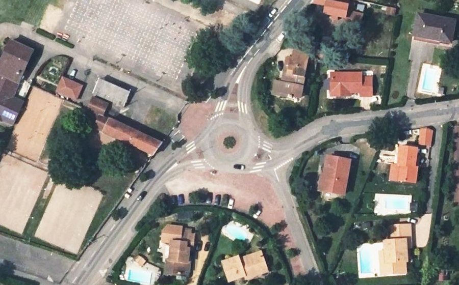 Vue aérienne du Rond-point anonyme n°79118867