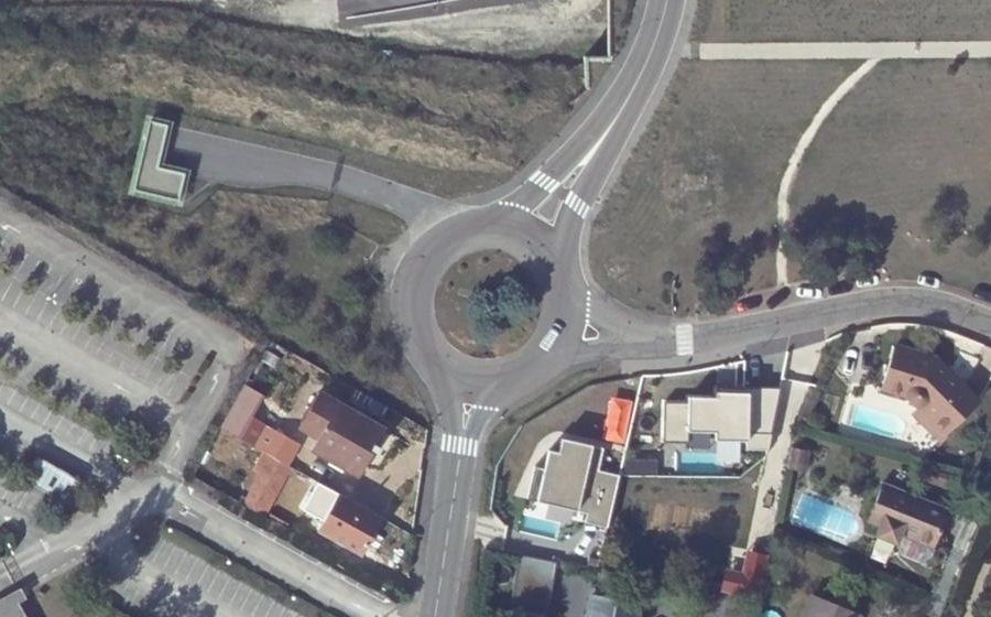 Vue aérienne du Rond-point anonyme n°79128659
