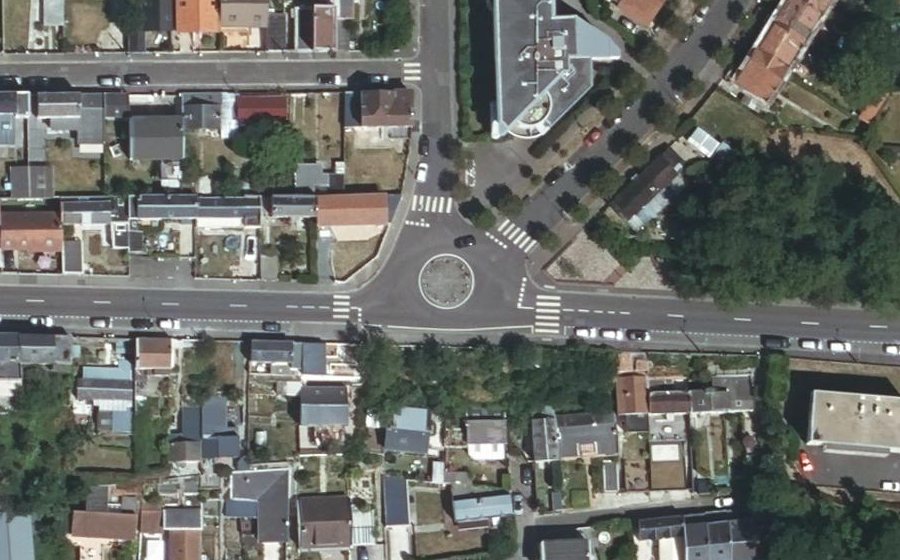 Vue aérienne du Rond-point anonyme n°79221473