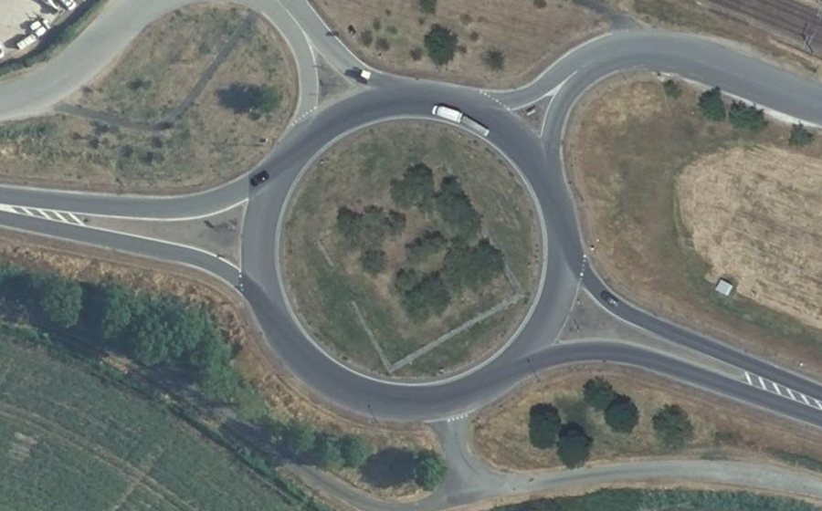 Vue aérienne du Rond-point anonyme n°79227097