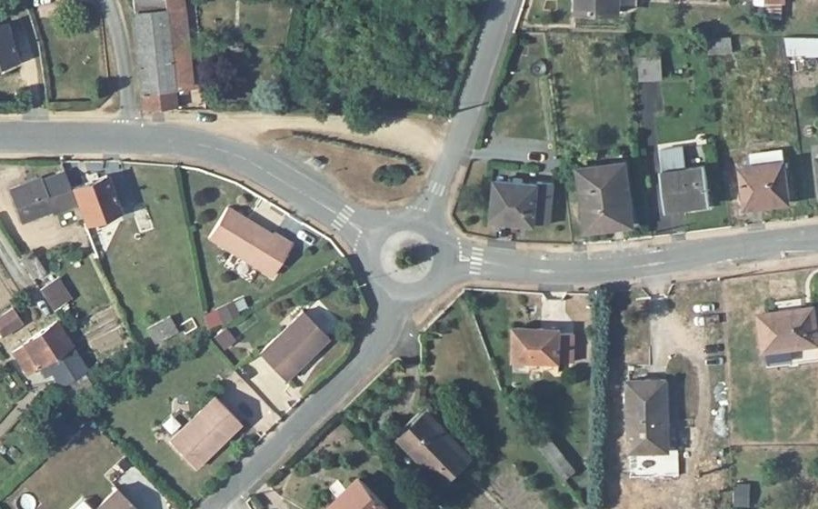Vue aérienne du Rond-point anonyme n°79240455