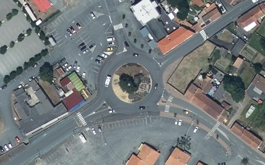 Vue aérienne du Rond-point anonyme n°79262386