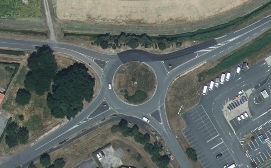 Vue aérienne du Rond-point anonyme n°79263066