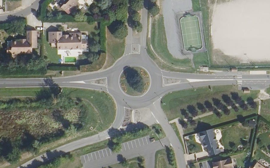 Vue aérienne du Rond-point anonyme n°79263412
