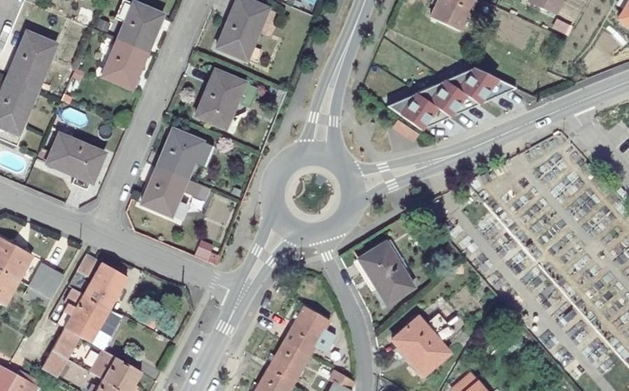 Vue aérienne du Rond-point anonyme n°79270391