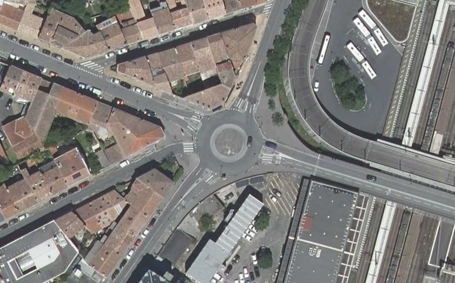 Vue aérienne du Rond-point anonyme n°79275787