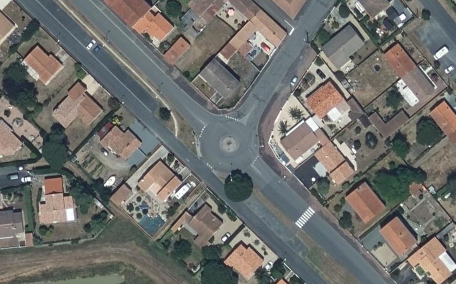 Vue aérienne du Rond-point anonyme n°79277604