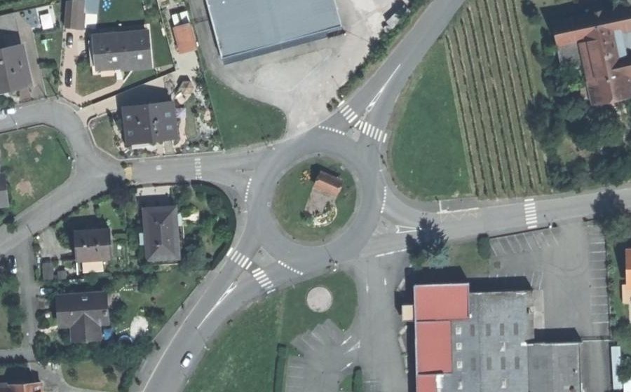 Vue aérienne du Rond-point anonyme n°79306236