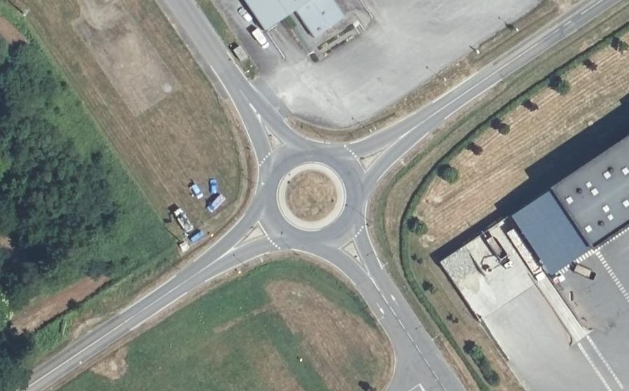 Vue aérienne du Rond-point anonyme n°79357569