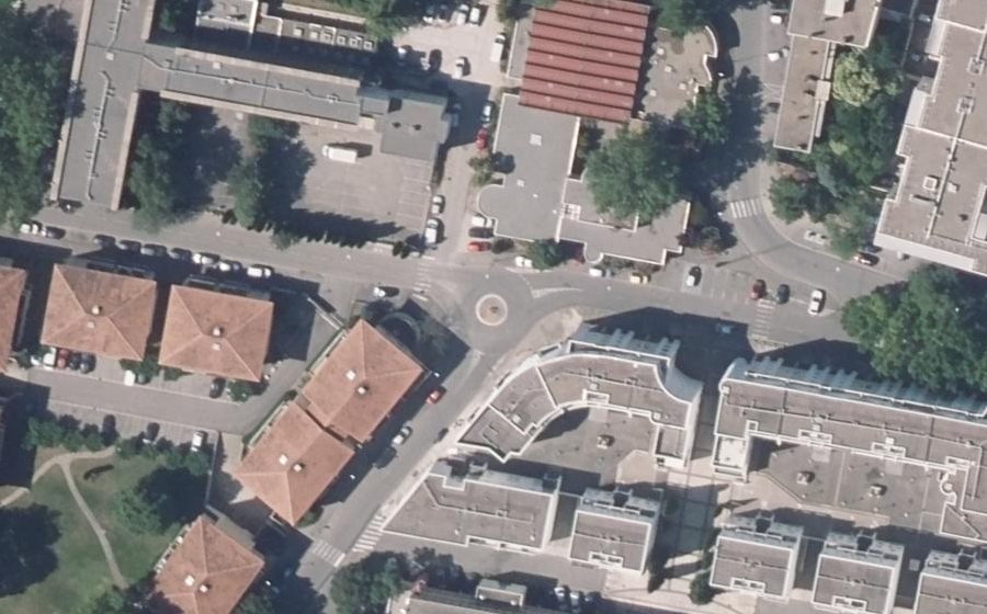 Vue aérienne du Rond-point anonyme n°79389619