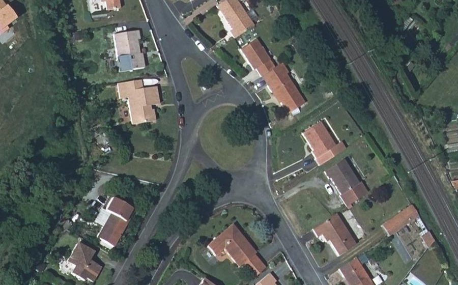 Vue aérienne du Rond-point anonyme n°79395073