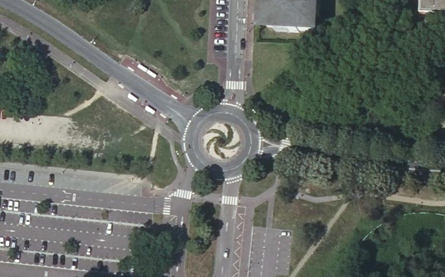 Vue aérienne du Rond-point anonyme n°79397527
