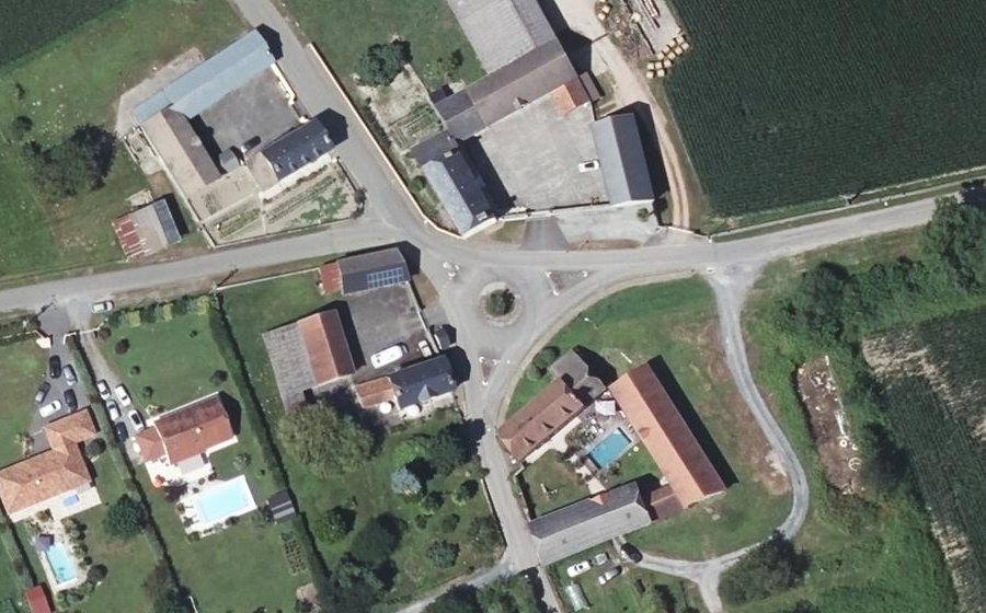 Vue aérienne du Rond-point anonyme n°79435149