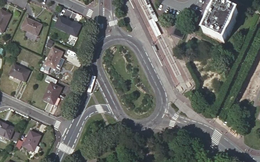 Vue aérienne du Rond-point anonyme n°79482267