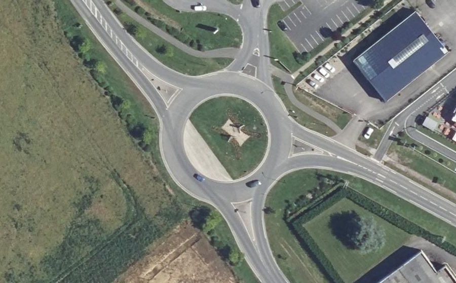 Vue aérienne du Rond-point anonyme n°794889269